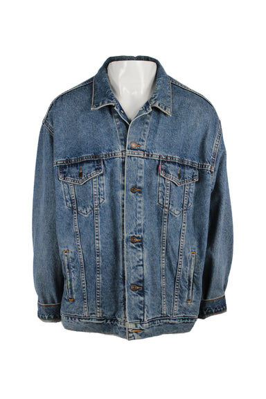 levi’s blue button up ‘relaxed trucker’ denim jacket. features logo tab at left breast button flap pocket, side hand pockets, and buttons at cuffs.