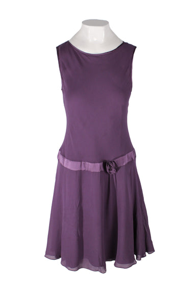 vintage cynthia howie lilac sleeveless knee-length dress. features satin band with rose at drop waist seam, flowy skirt, high rounded collar, and crepe silk body with full lining. 